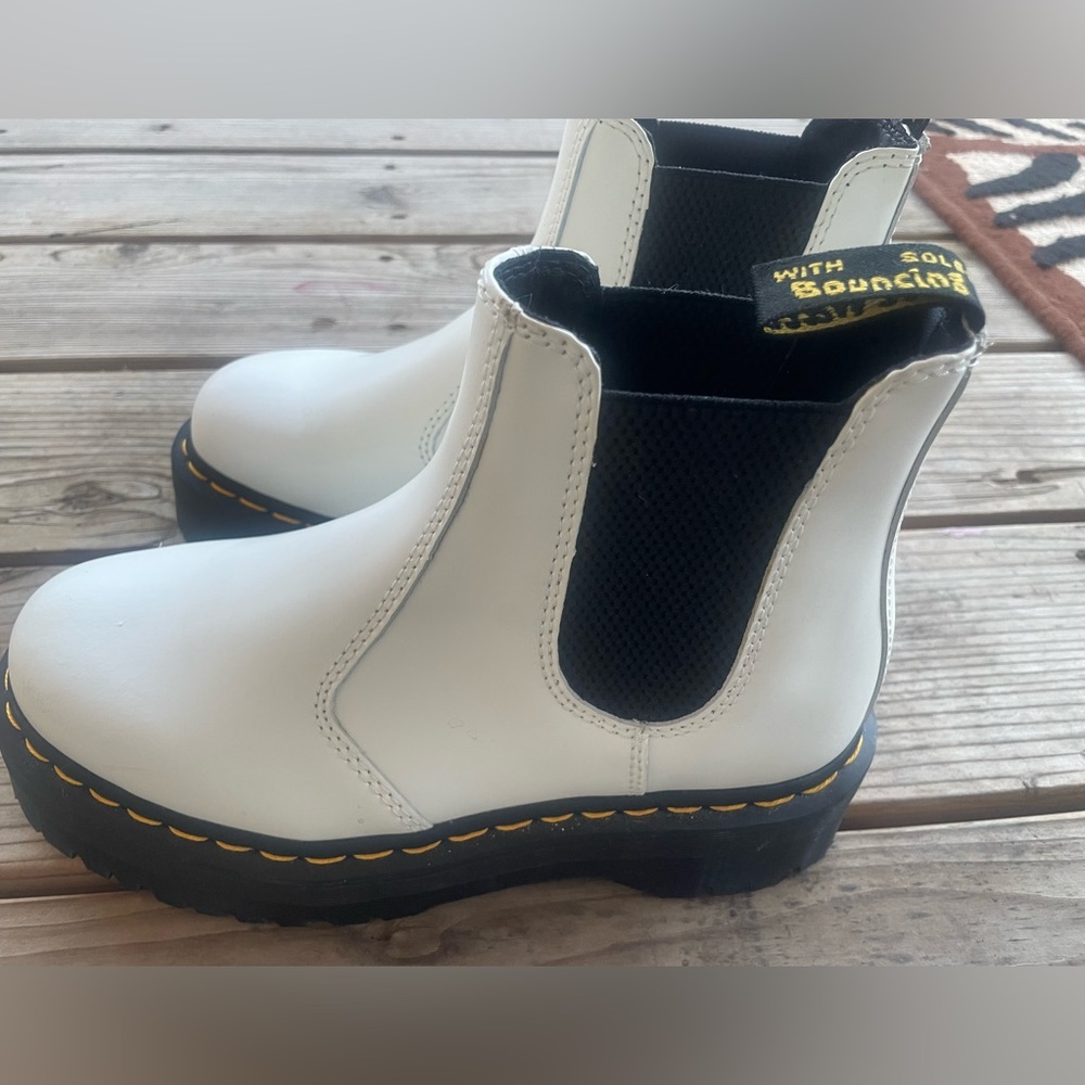 SiZE 7 DR Martin white Chelsea boots slip on